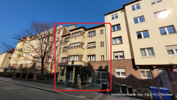 Mehrfamilienhaus mit 3 Wohnungen, Garagen und Büros in Nürnberg Lichtenhof